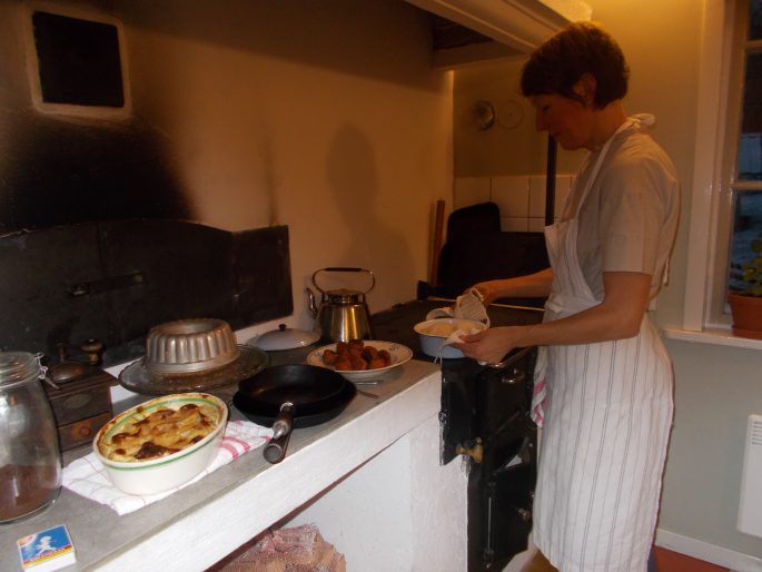 Ulrica står i Vännagårdens kök och lagar flaska julrätter