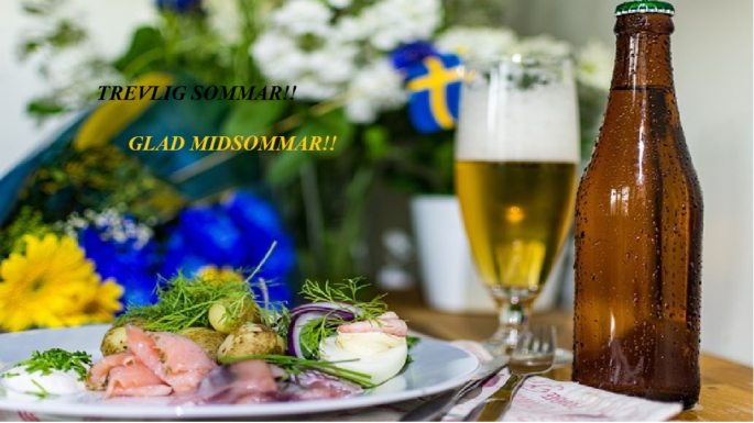 En midsommartallrik med potatis, ägg, dill och sill. Bredvid står en brun flaska, Ett ölgkas och i bakgrunden skymtar svenska flaggan och ett fång vita blommor