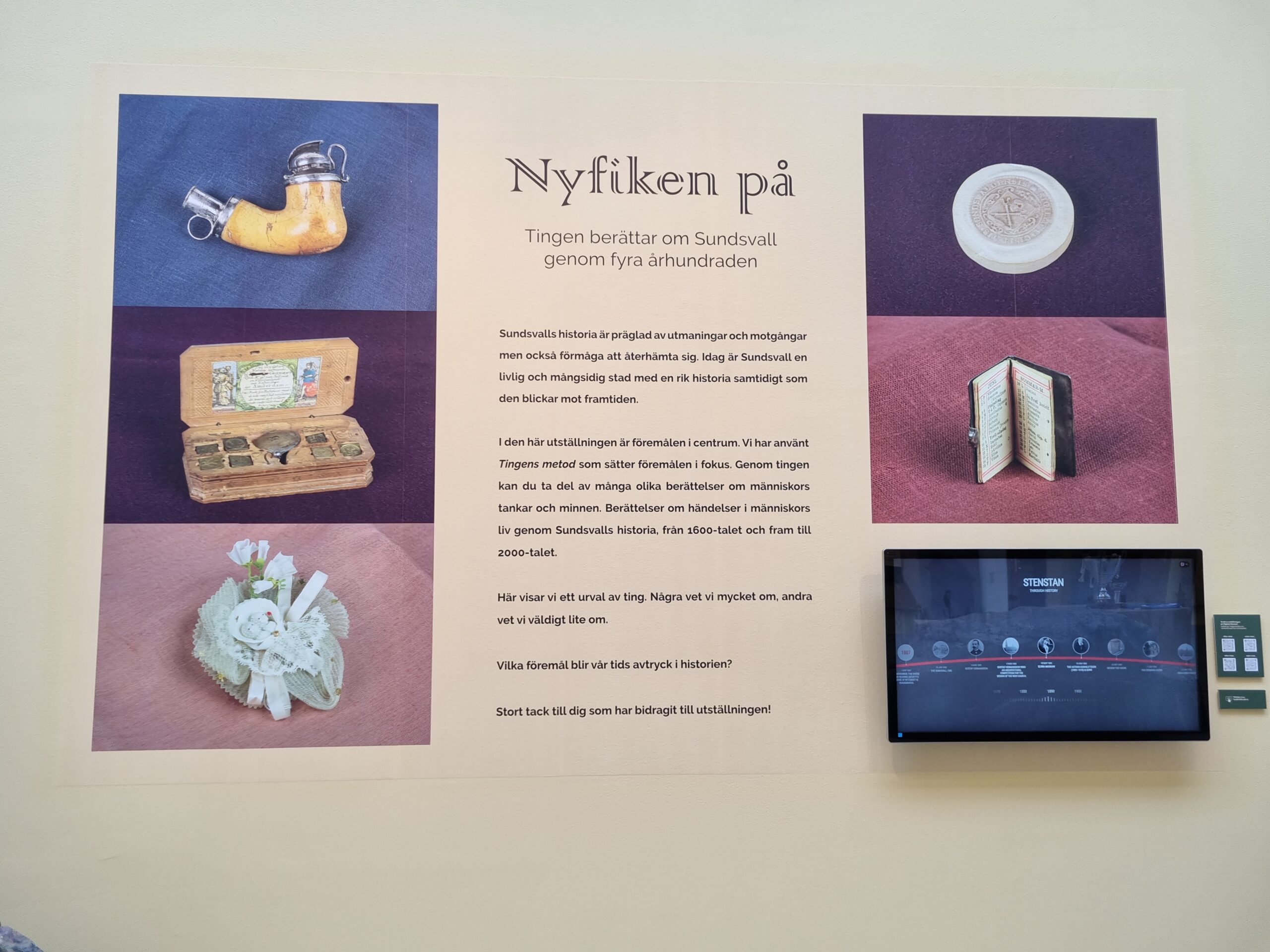 Bilder på sex föremål och informationstext om utställningen